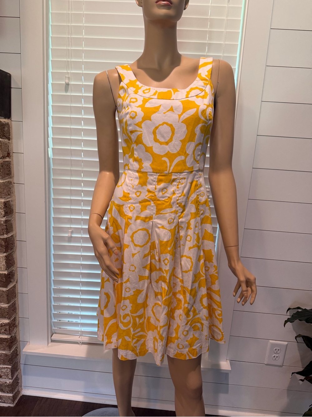 Women Size 6 connected apparel Yellow and White Floral Midi Dress